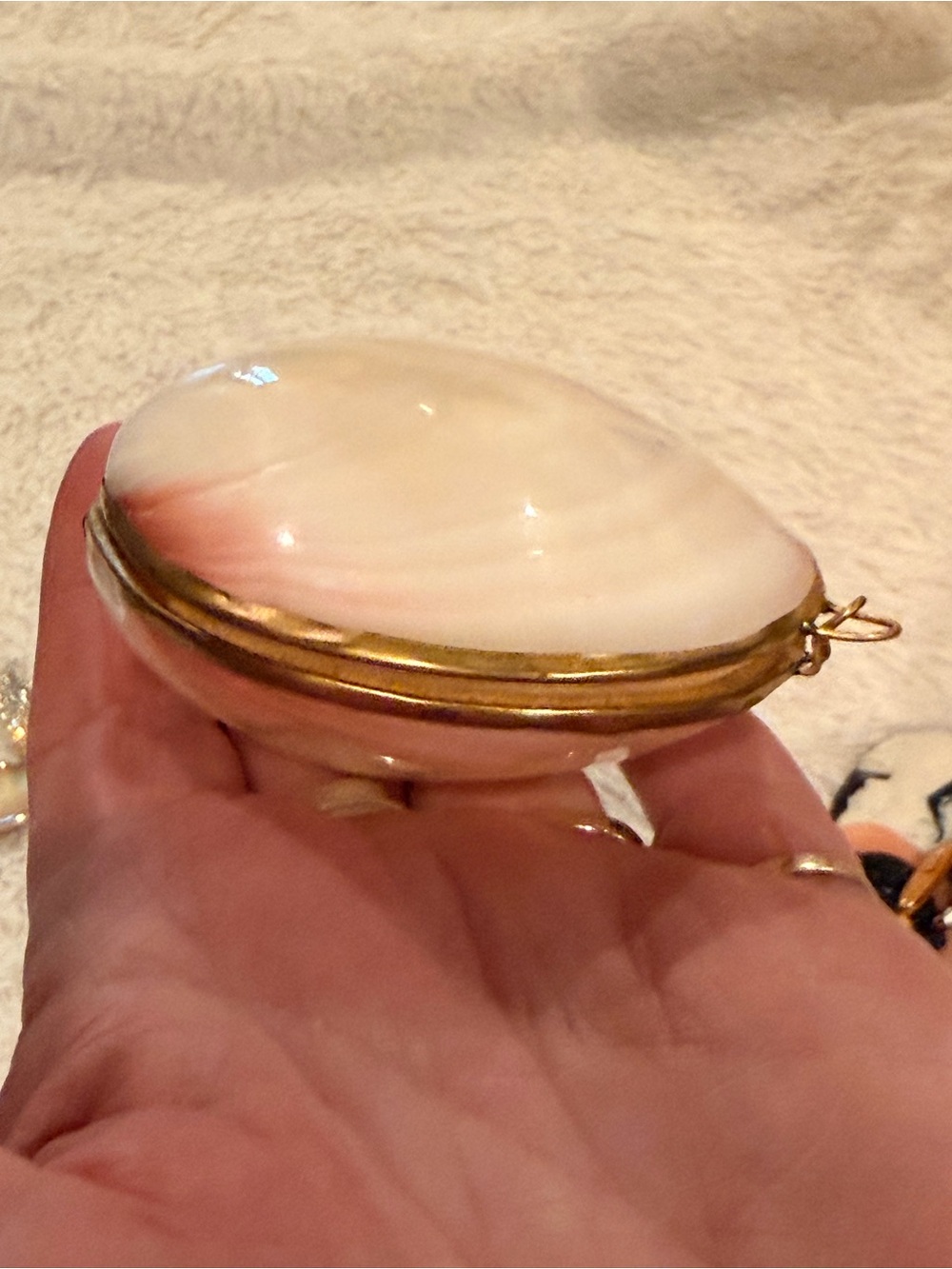 Vintage Pink and White Clam Sea Shell hinged Trinket Box Brass Victorian Style - Picture 6 of 6